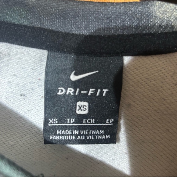 Nike Dri Fit Center Swoosh Women's Cropped Camouflage Camo Sweatshirt XS - Picture 3 of 5